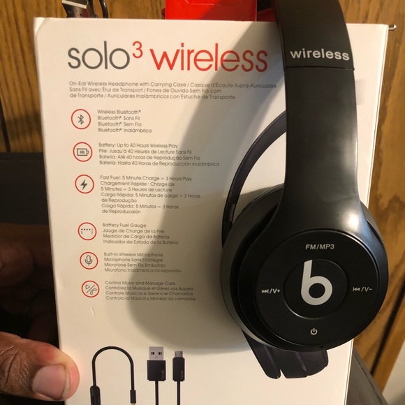 Special Edition Beats Solo 3 Wireless Headphones - Picture 4 of 5